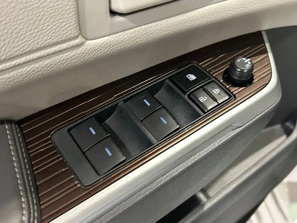 Toyota Granvia — фото 17