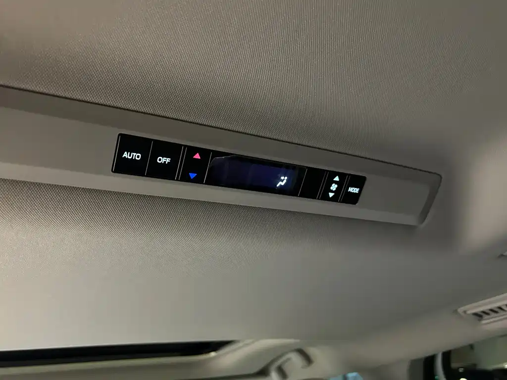 Toyota Granvia — фото 22