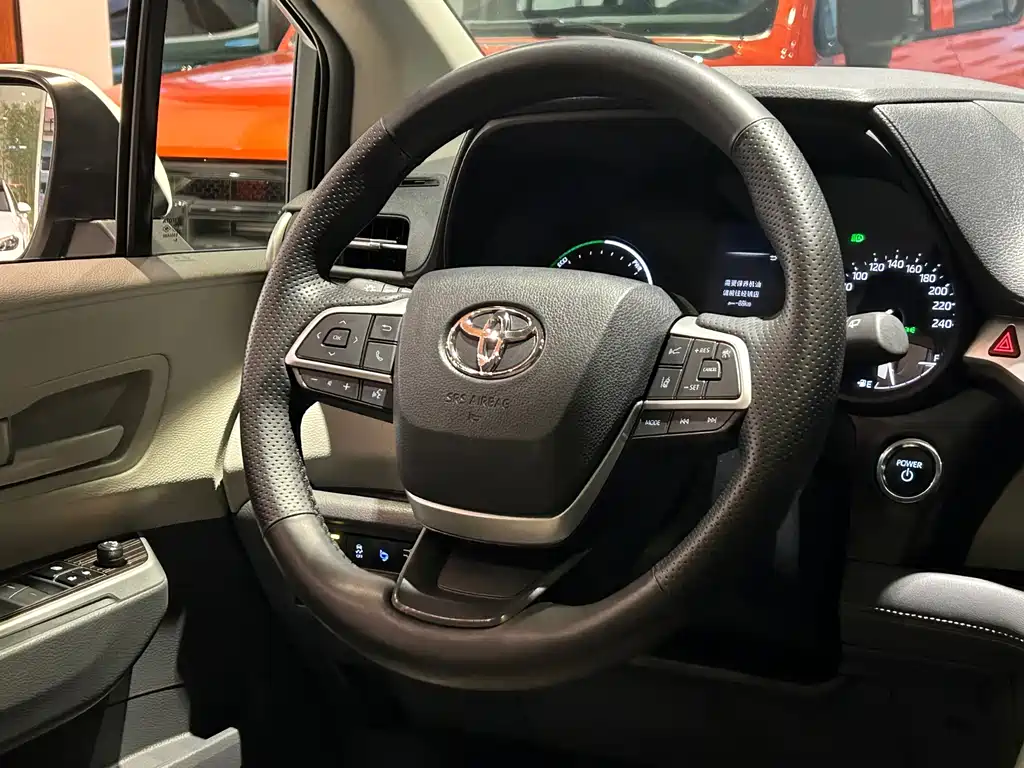 Toyota Granvia — фото 25