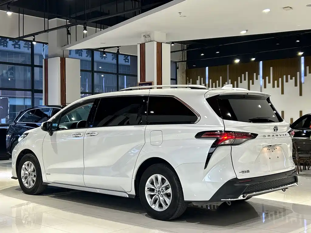 Toyota Granvia — фото 29