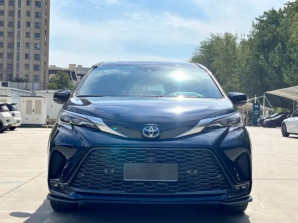Toyota Granvia — фото 2