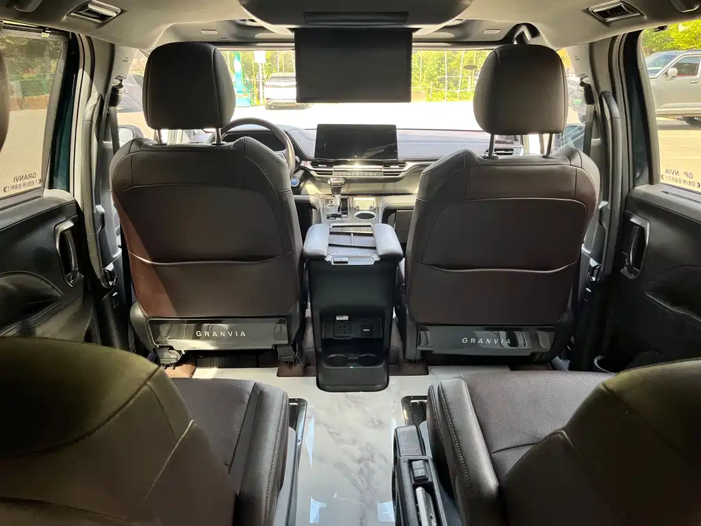 Toyota Granvia — фото 11
