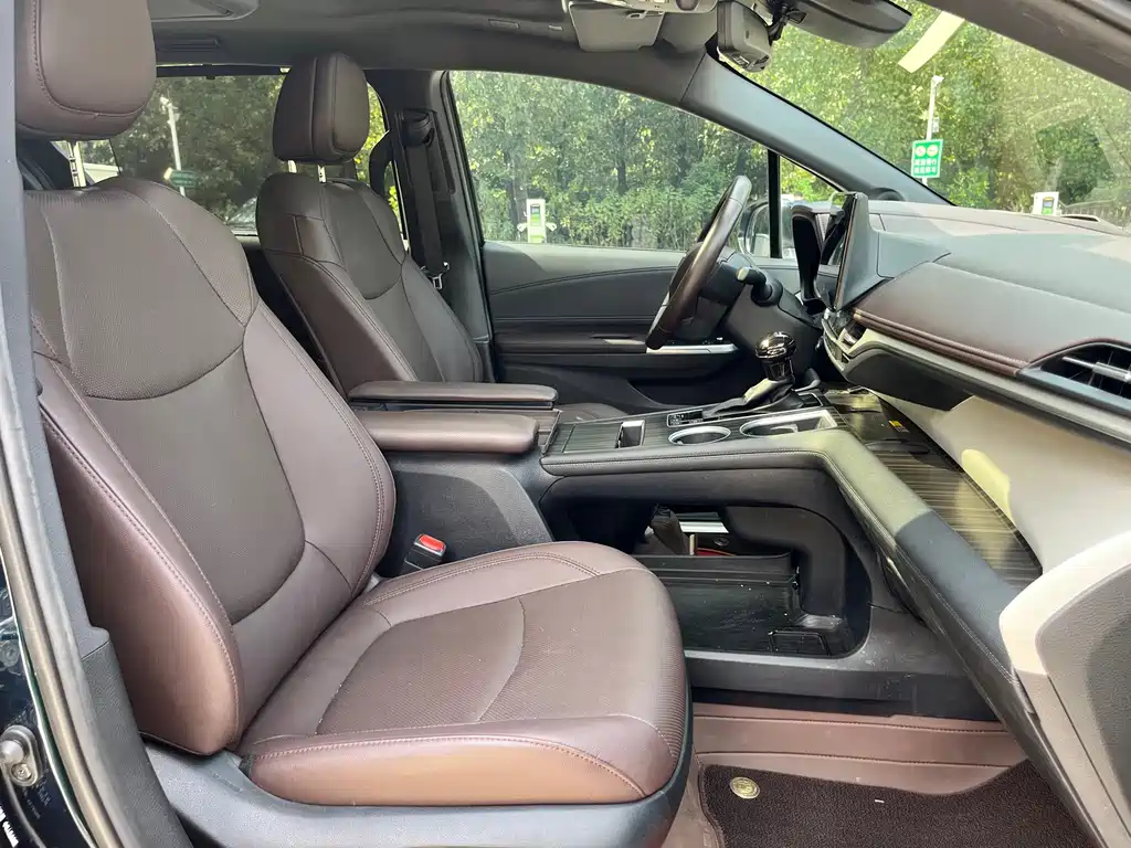 Toyota Granvia — фото 14