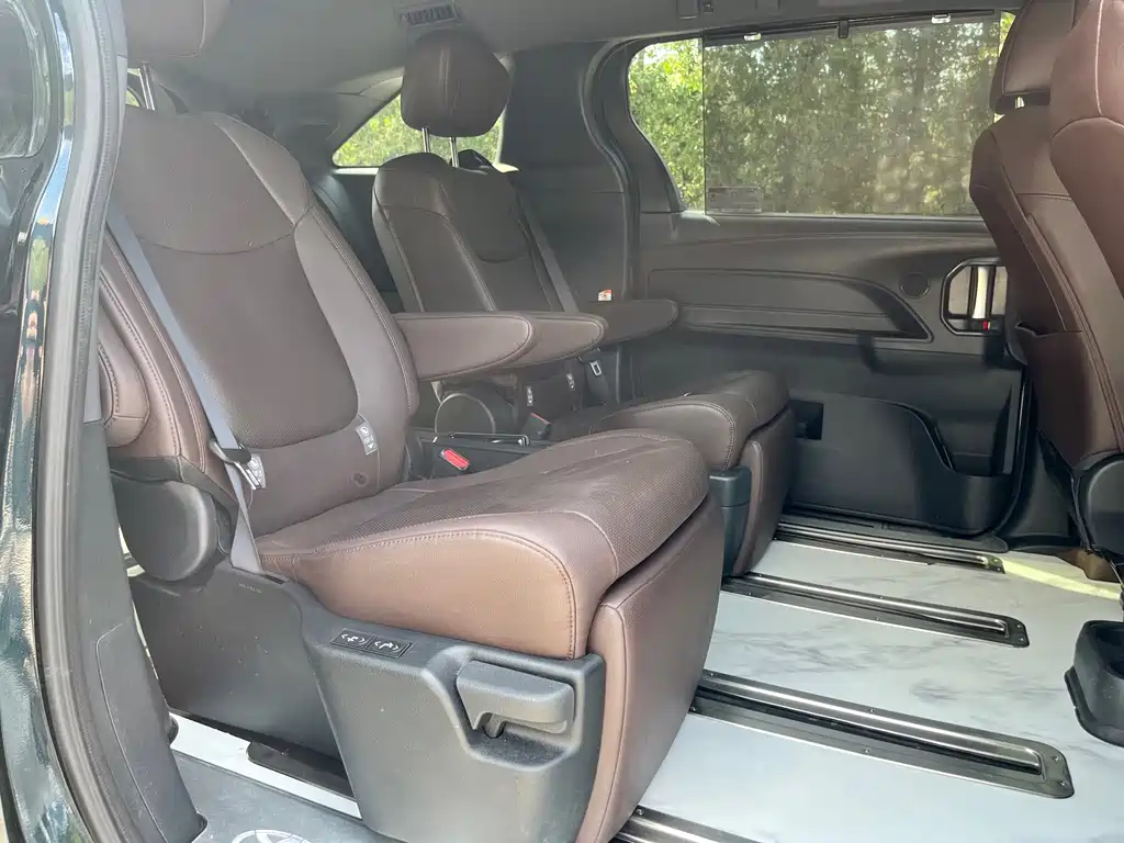 Toyota Granvia — фото 15