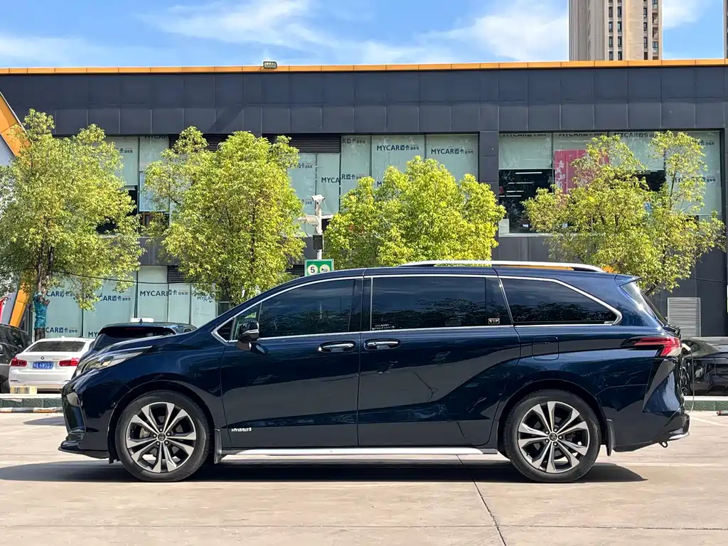 Toyota Granvia — фото 4