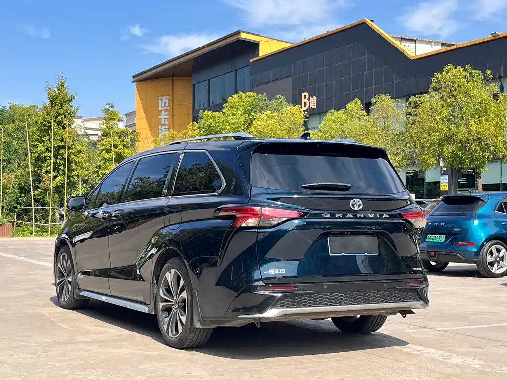 Toyota Granvia — фото 5