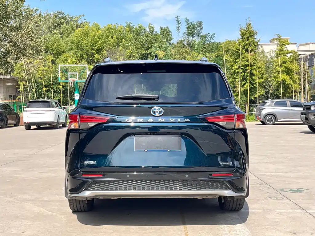 Toyota Granvia — фото 6