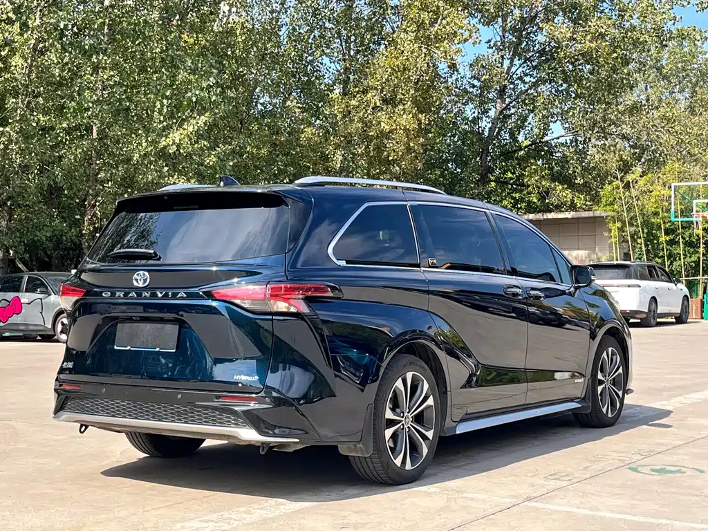 Toyota Granvia — фото 7