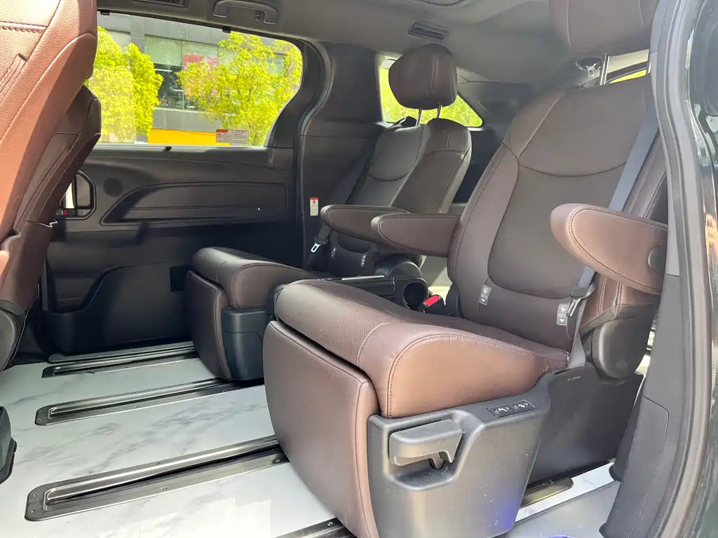 Toyota Granvia — фото 9