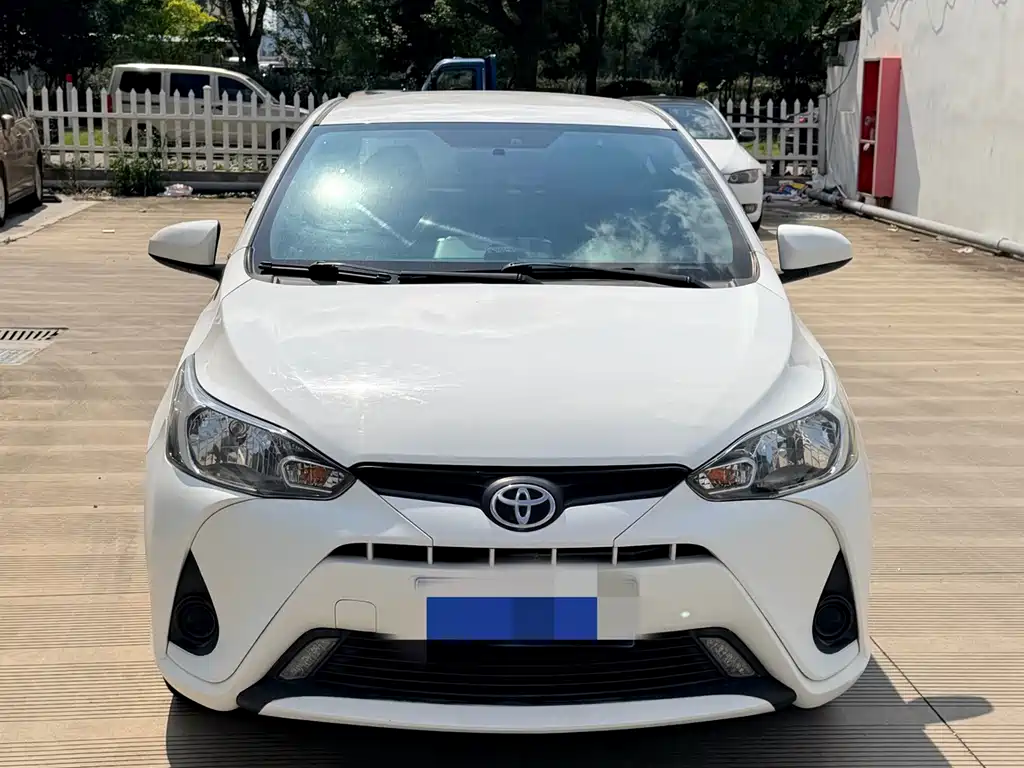 Toyota Yaris L — фото 2