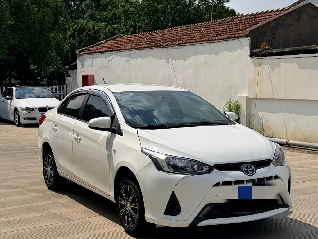 Toyota Yaris L — фото 3
