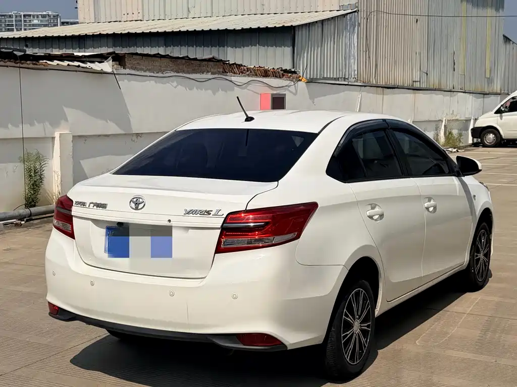 Toyota Yaris L — фото 4