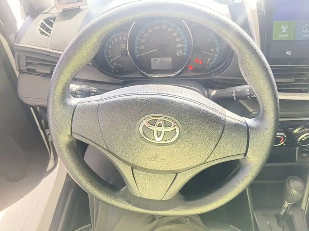 Toyota Yaris L — фото 11