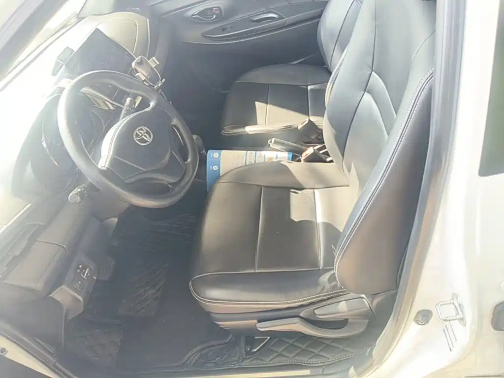 Toyota Yaris L — фото 15