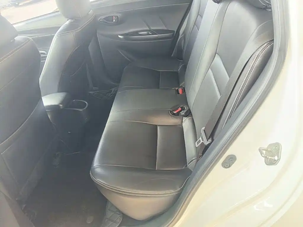 Toyota Yaris L — фото 17