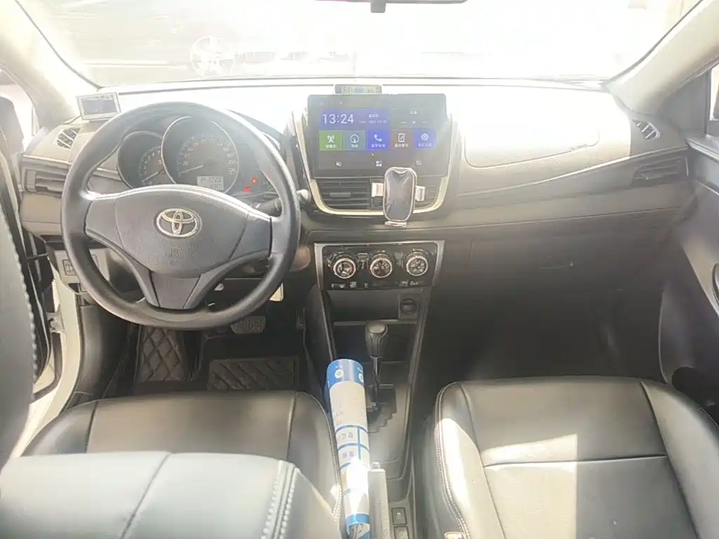 Toyota Yaris L — фото 10