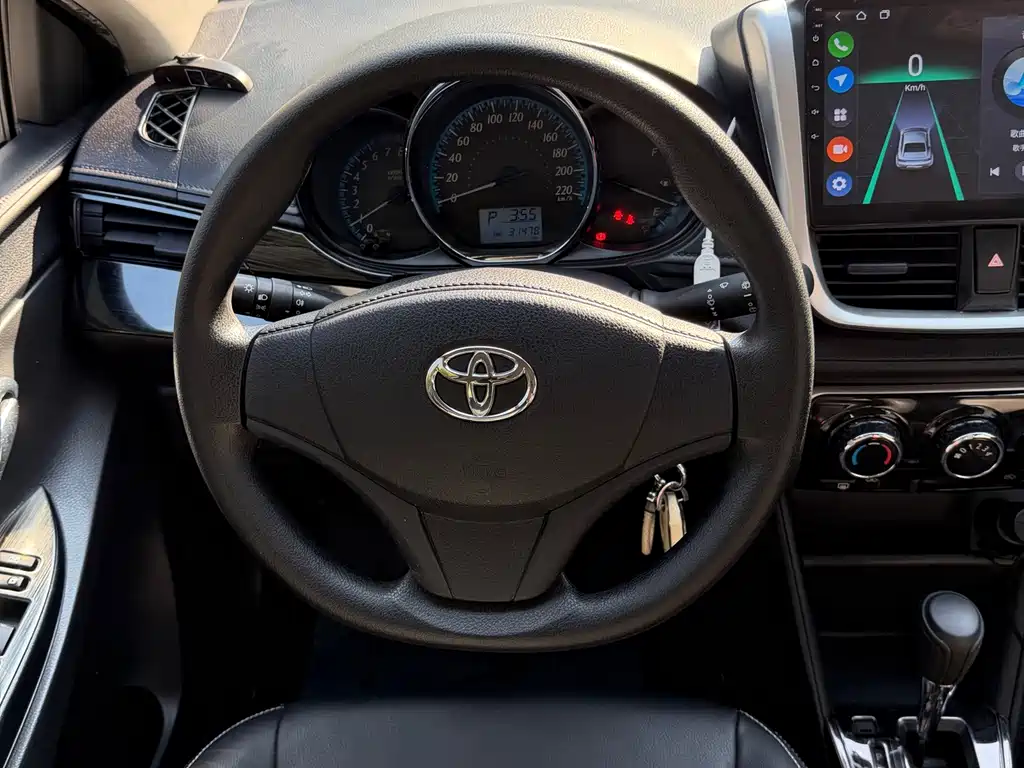 Toyota Yaris L — фото 13