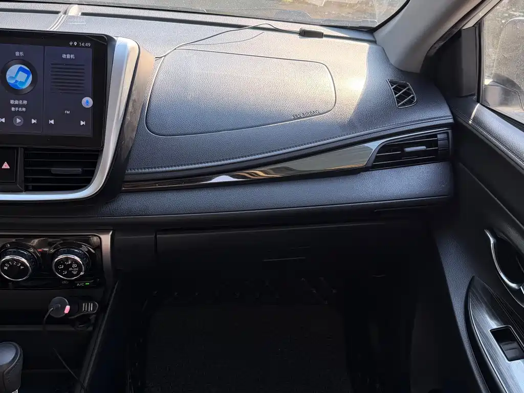 Toyota Yaris L — фото 15