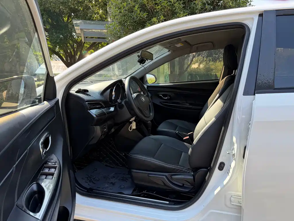 Toyota Yaris L — фото 4