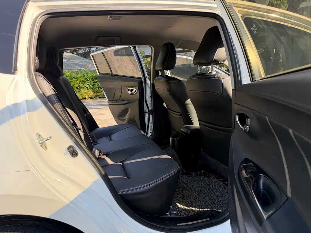 Toyota Yaris L — фото 7
