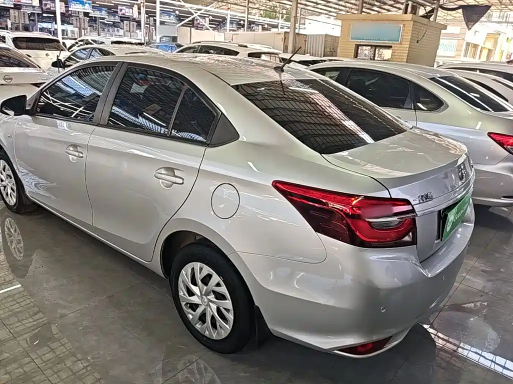 Toyota Vios — фото 5