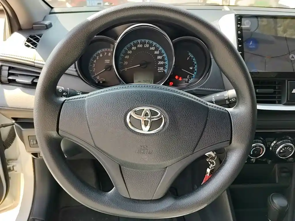 Toyota Yaris L — фото 11