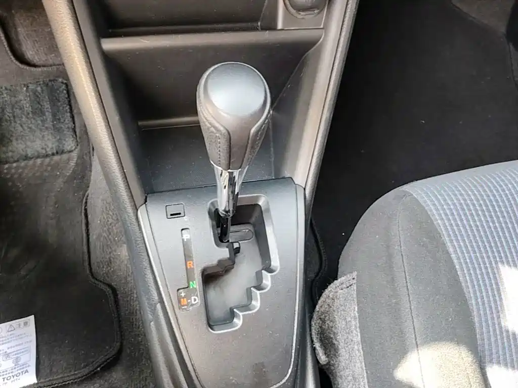 Toyota Yaris L — фото 14