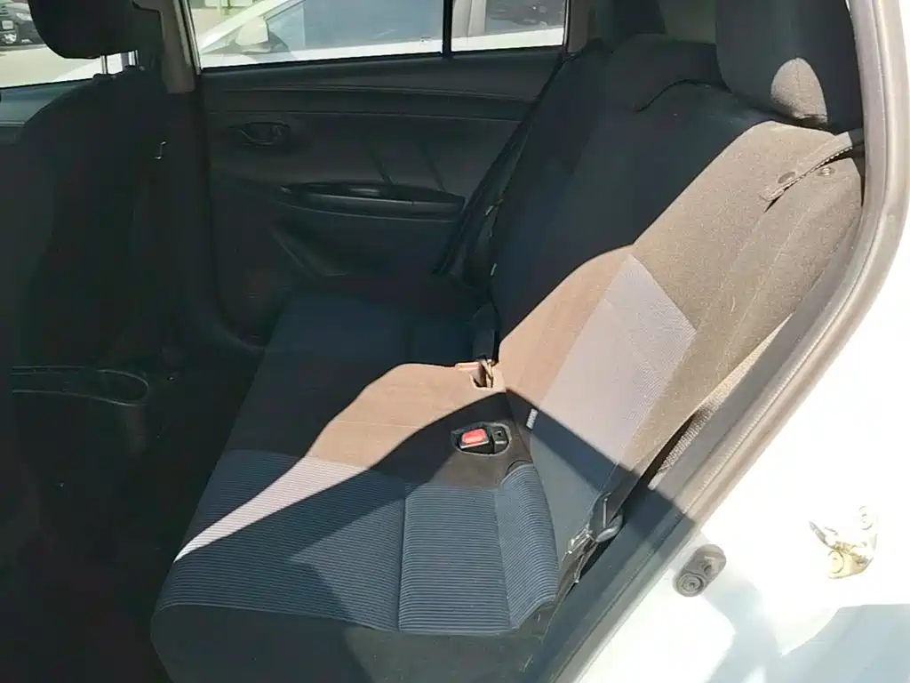 Toyota Yaris L — фото 17