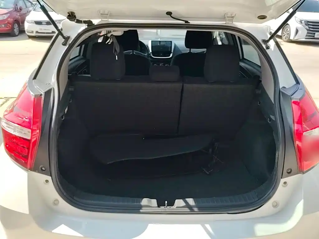 Toyota Yaris L — фото 19