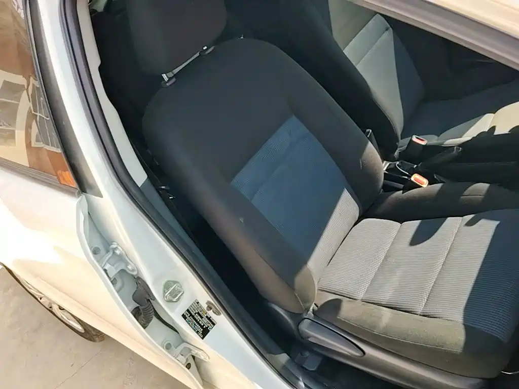 Toyota Yaris L — фото 25
