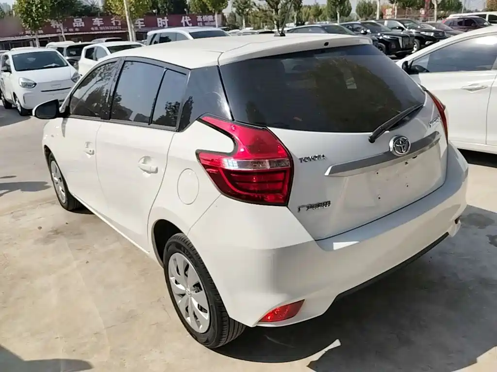 Toyota Yaris L — фото 5