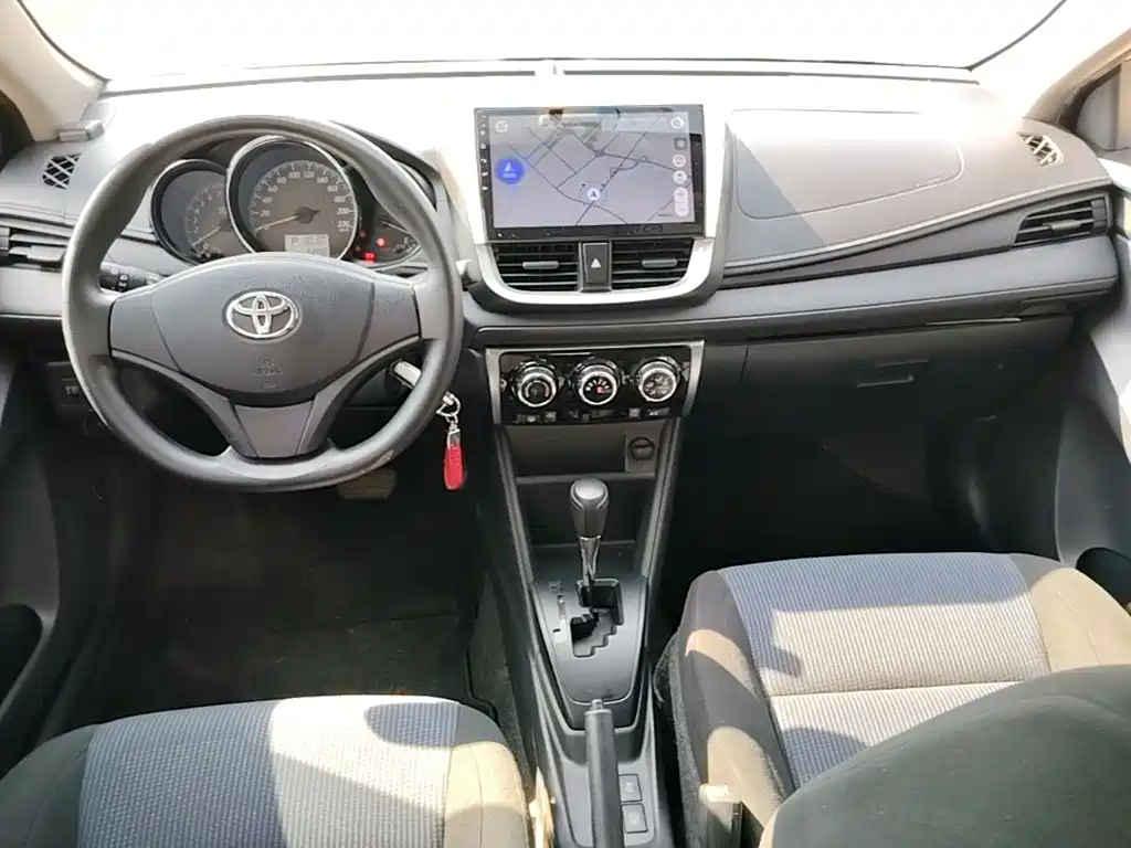 Toyota Yaris L — фото 10