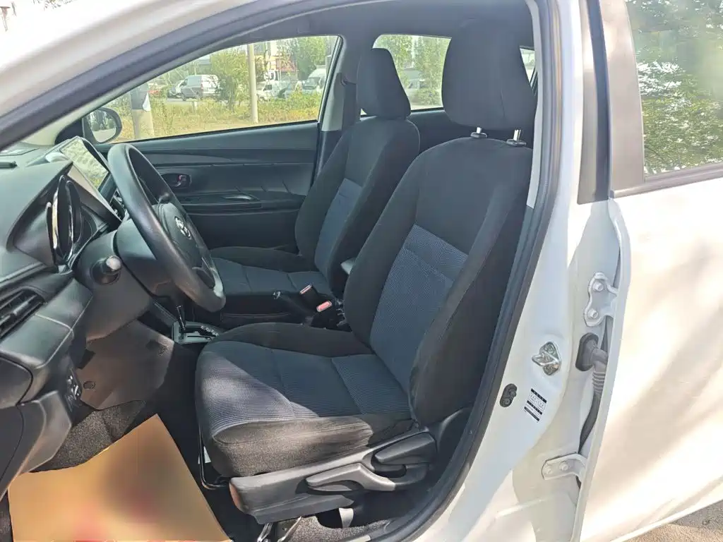 Toyota Yaris L — фото 15