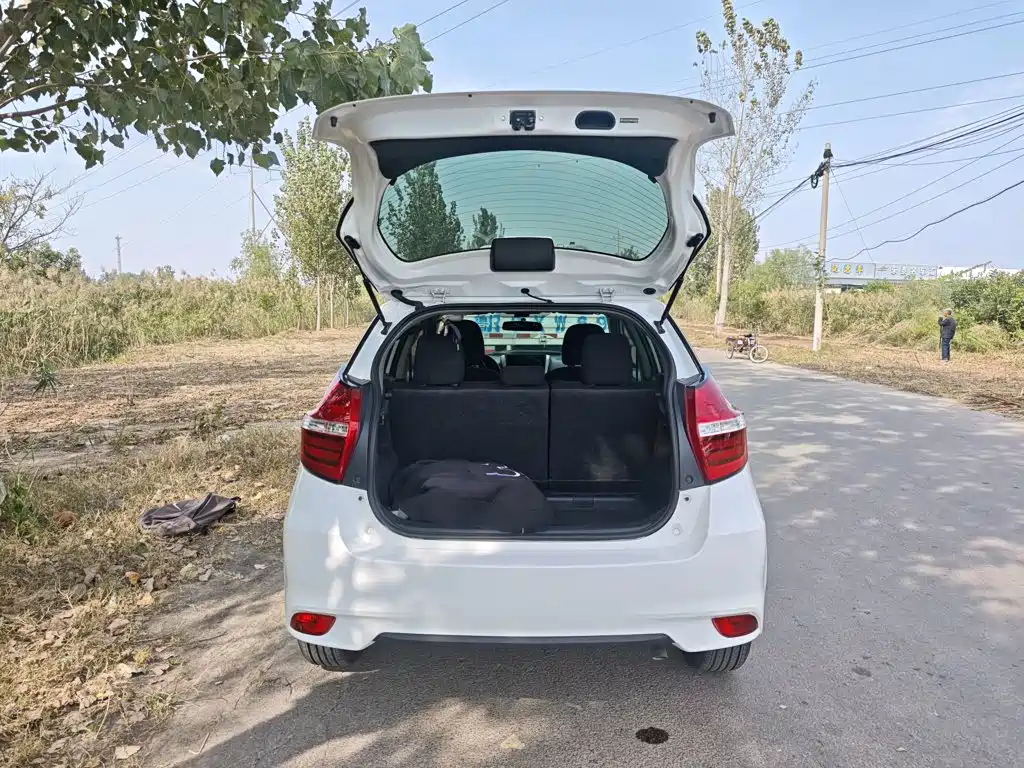 Toyota Yaris L — фото 19
