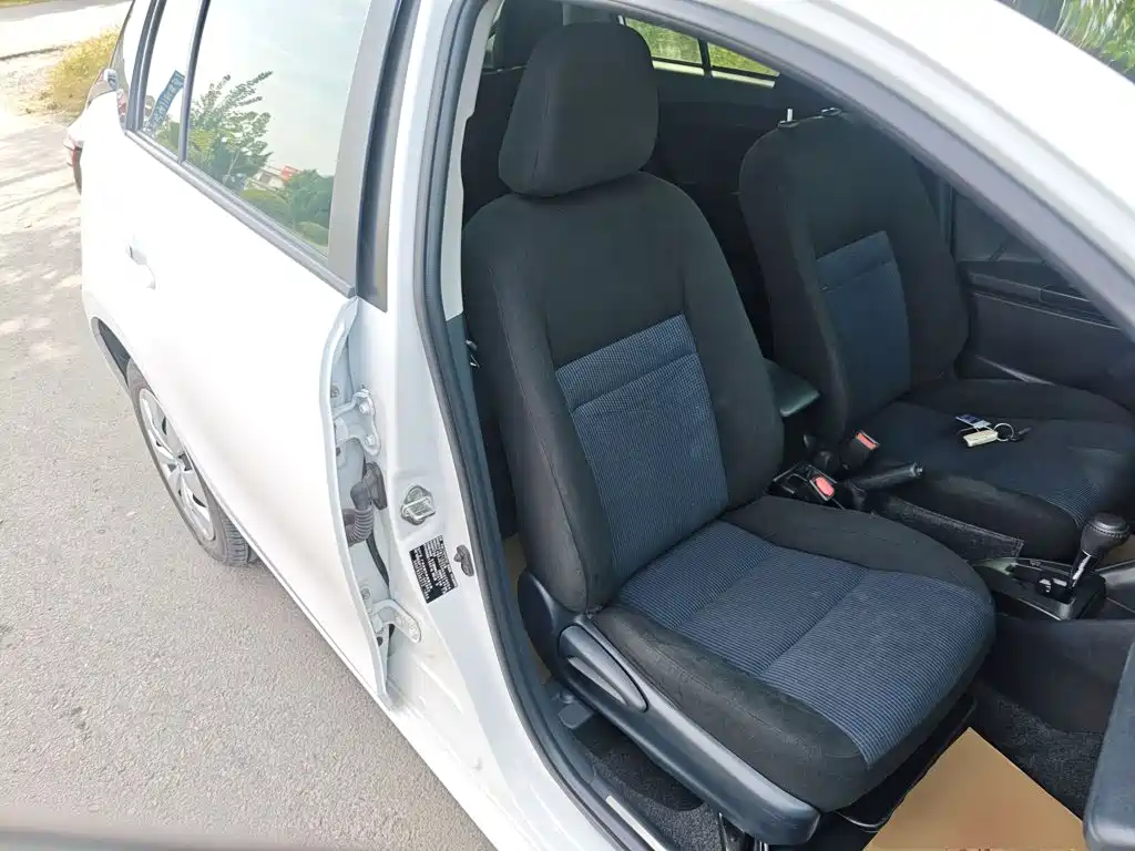 Toyota Yaris L — фото 25