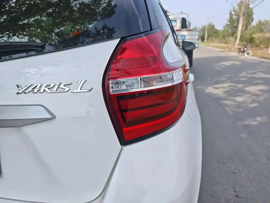 Toyota Yaris L — фото 8