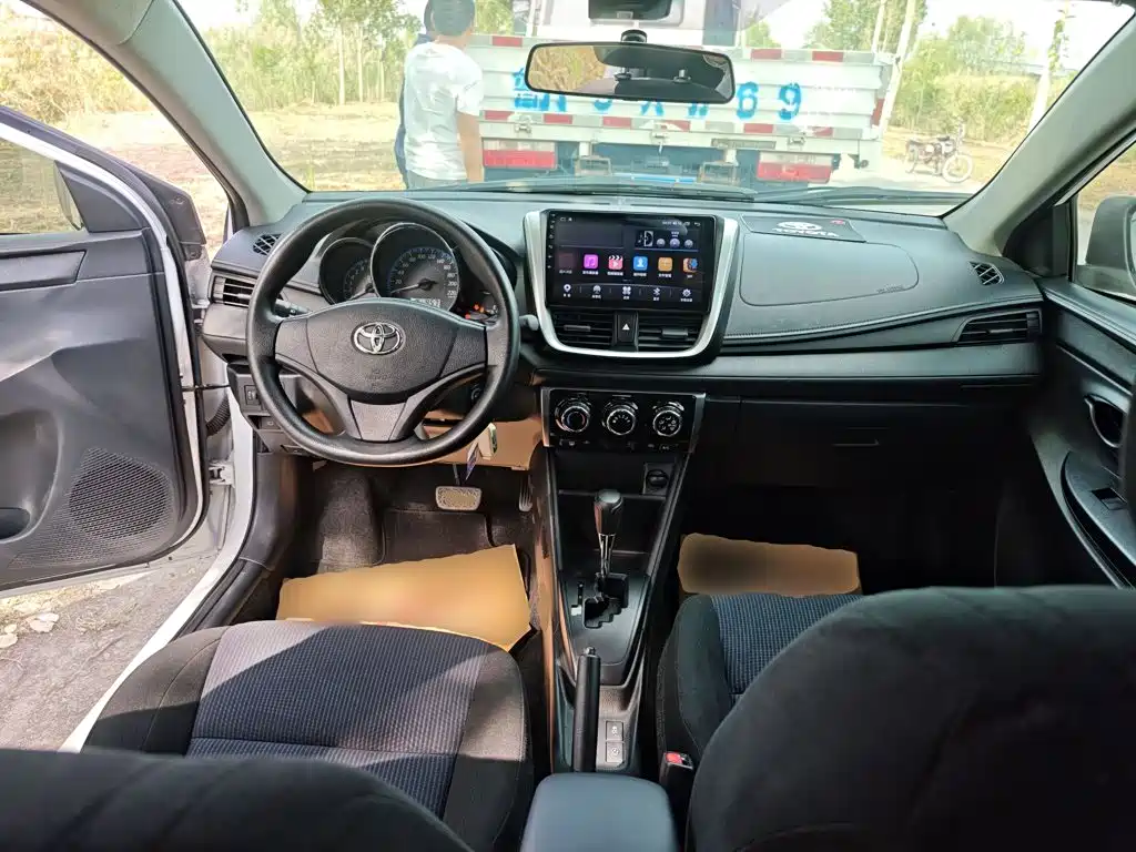 Toyota Yaris L — фото 10