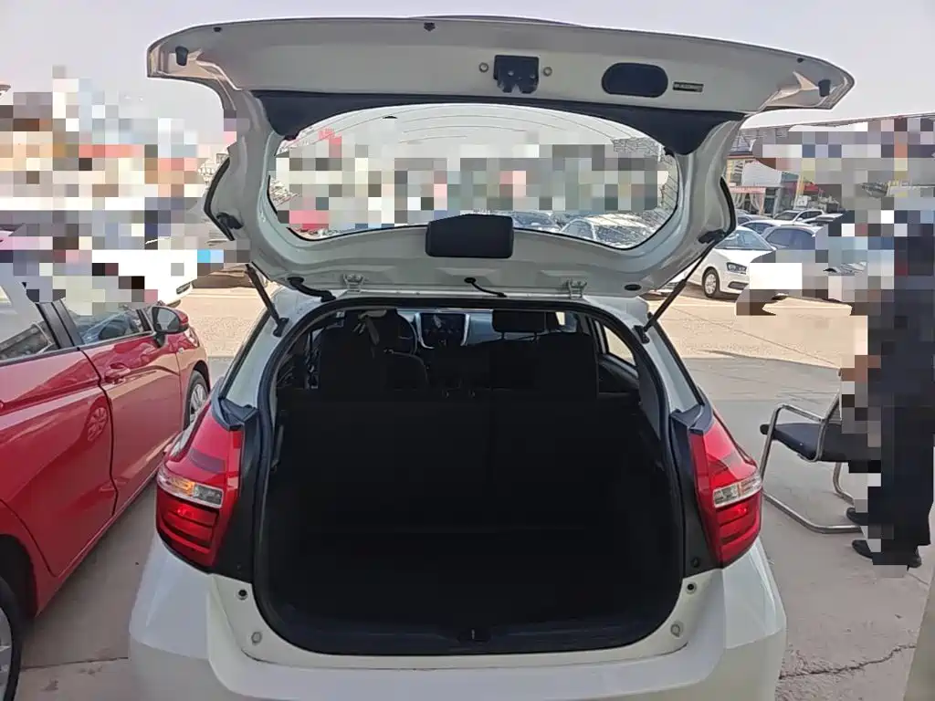 Toyota Yaris L — фото 19
