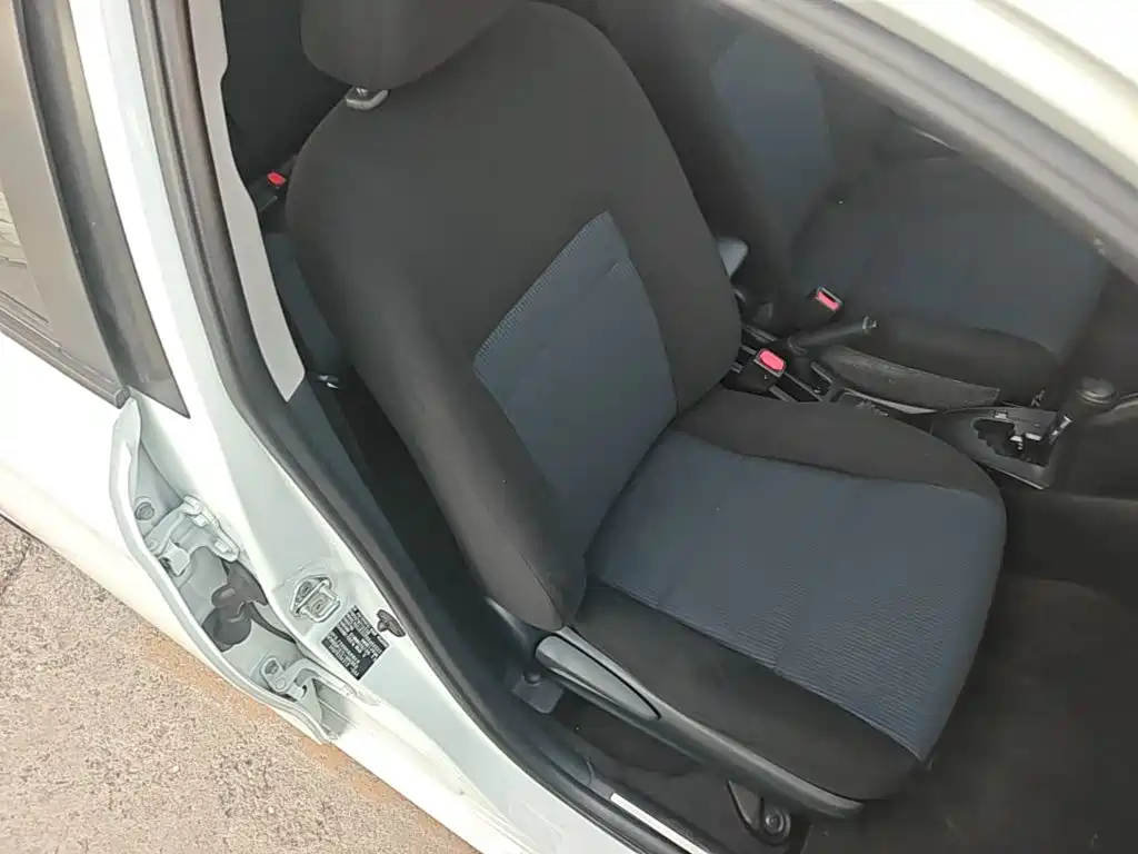 Toyota Yaris L — фото 25