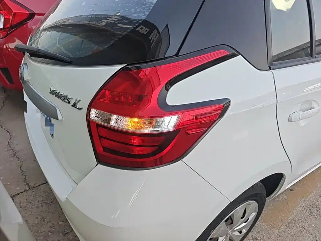 Toyota Yaris L — фото 8