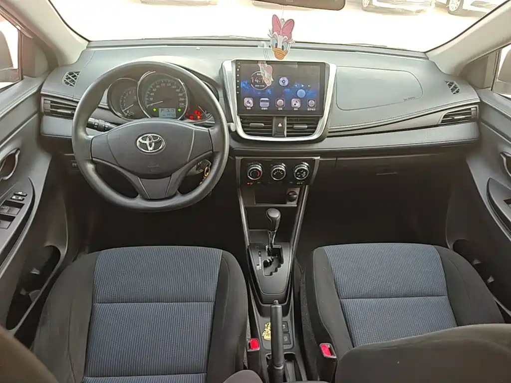 Toyota Yaris L — фото 10