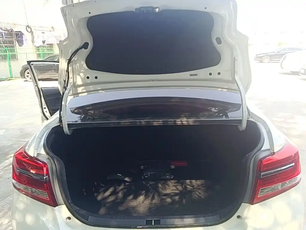 Toyota Yaris L — фото 19