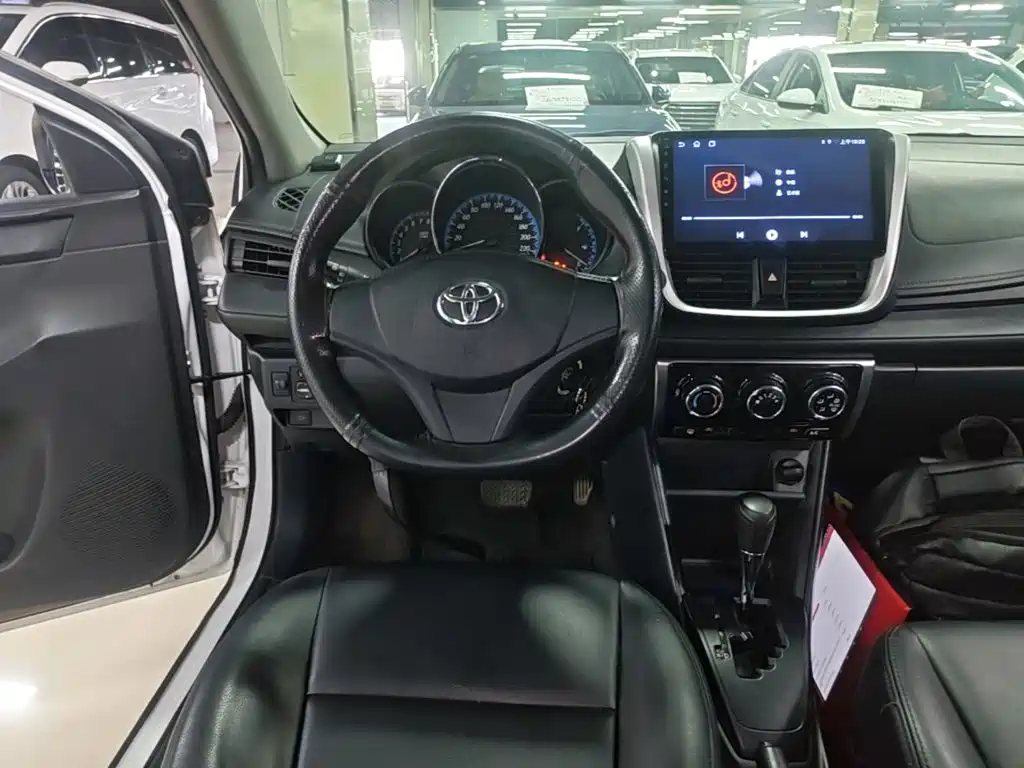 Toyota Yaris L — фото 13
