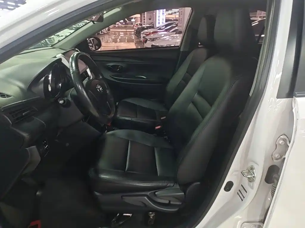 Toyota Yaris L — фото 15