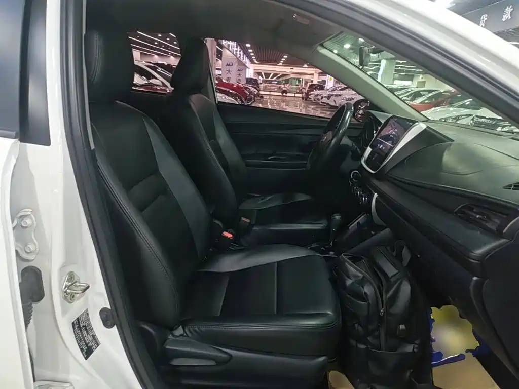 Toyota Yaris L — фото 25