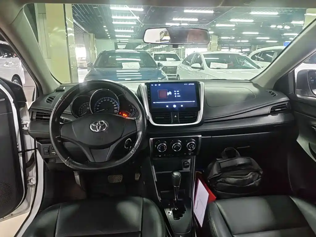 Toyota Yaris L — фото 10