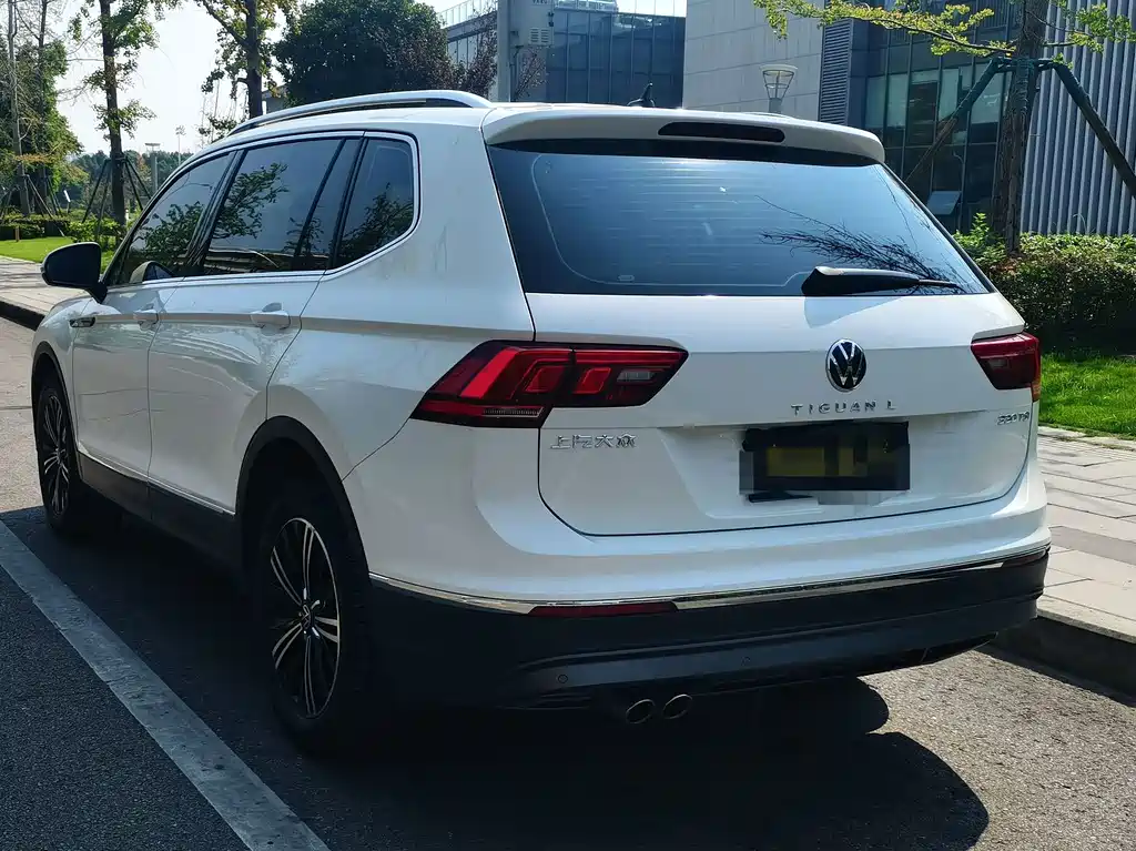 Volkswagen Tiguan L — фото 9