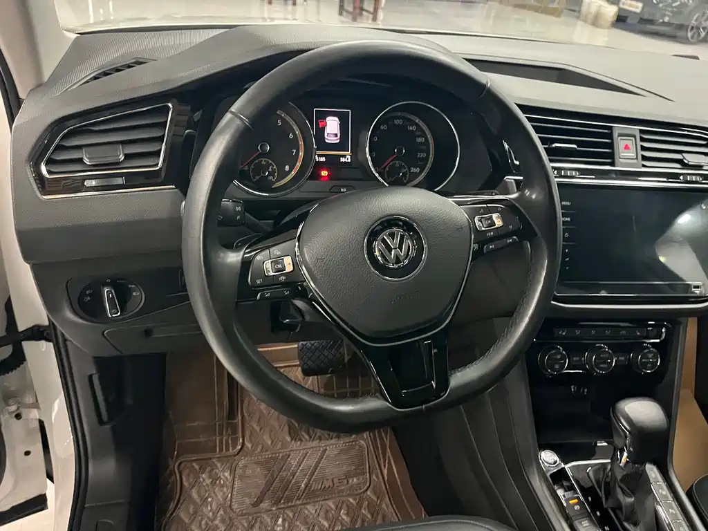 Volkswagen Tiguan L — фото 8