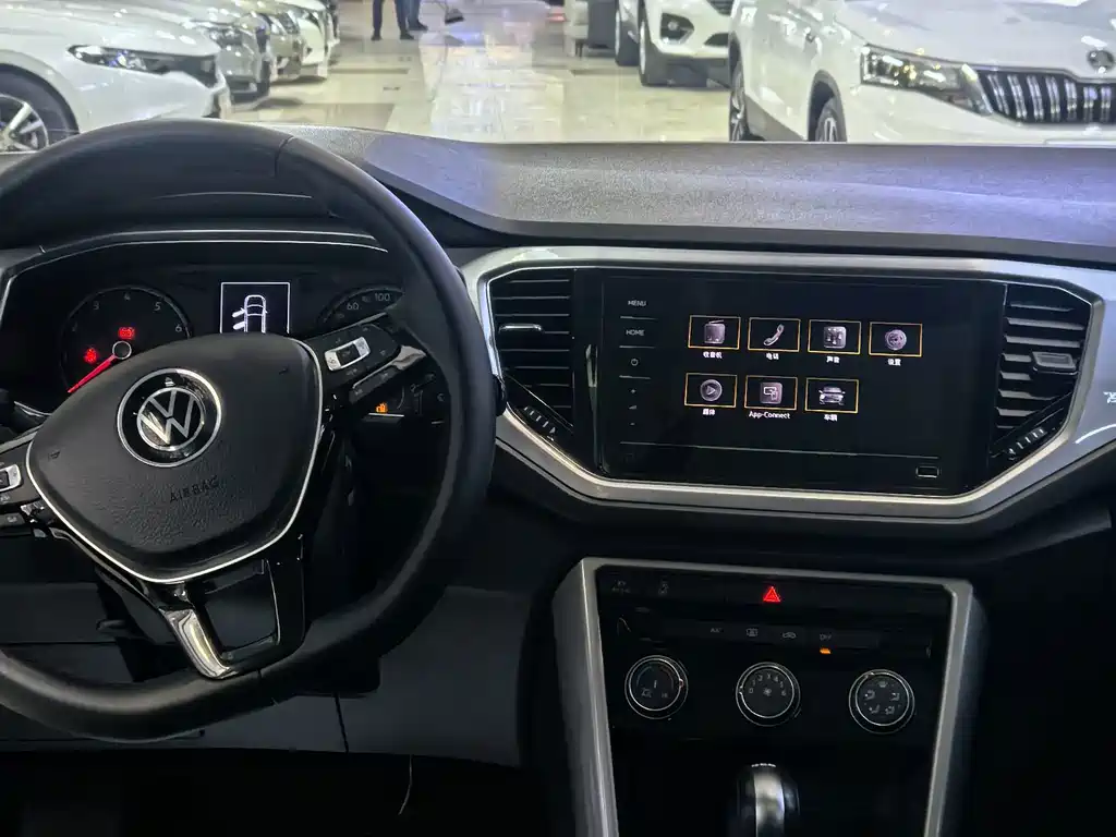 Volkswagen T-Roc — фото 9