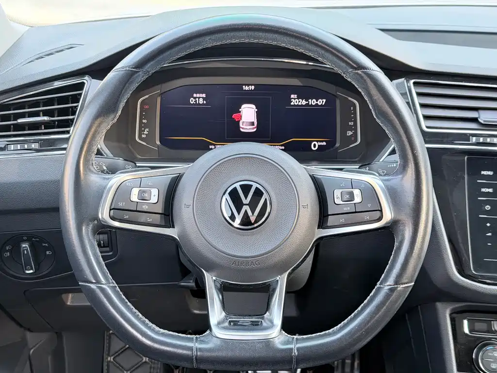Volkswagen Tiguan L — фото 7